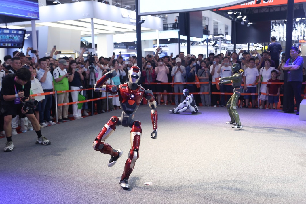 Pekinde Robot Temali Restoran Acildi Garson Robotlar Hizmette