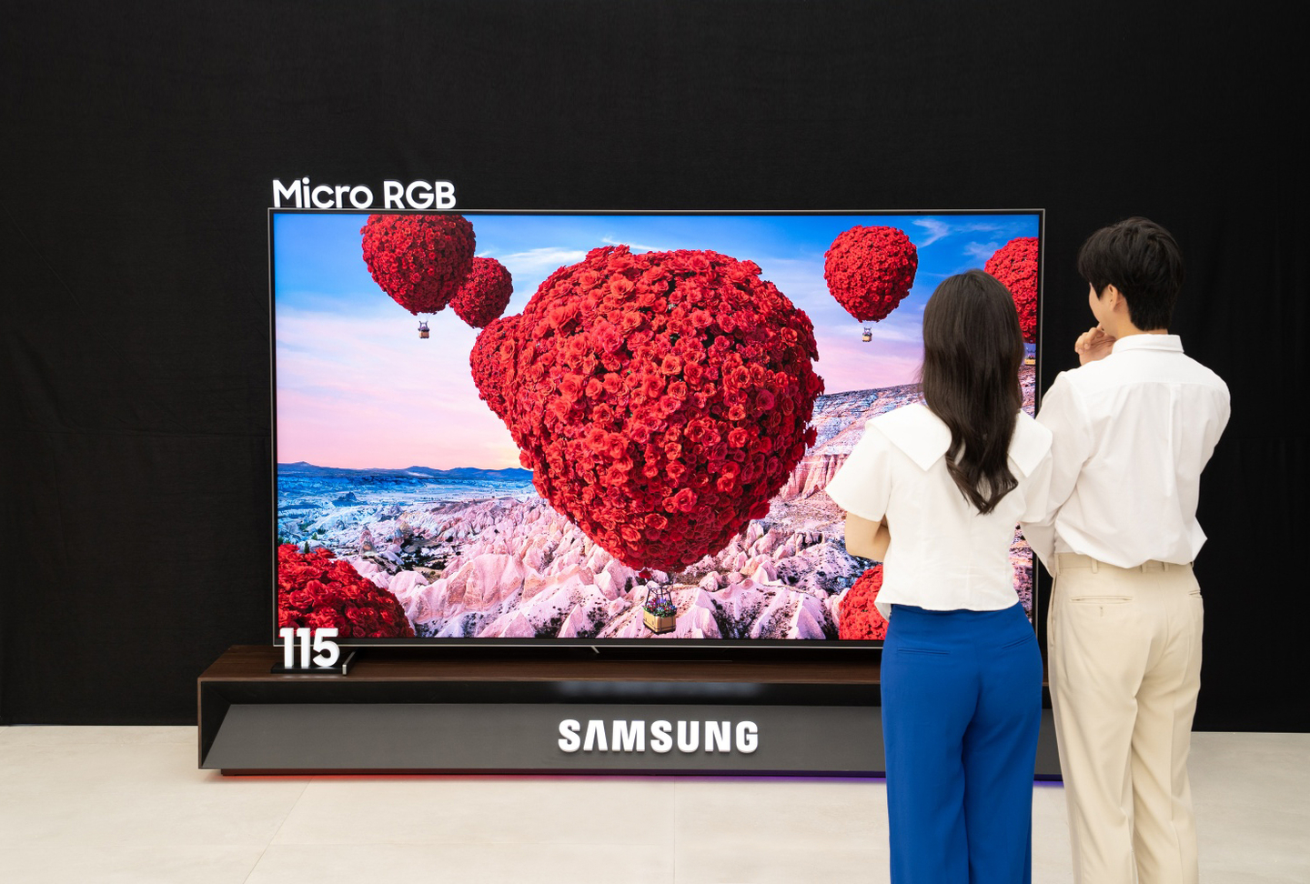 Samsung Micro RGB Teknolojili 115 Inclik TVsini Tanitti V
